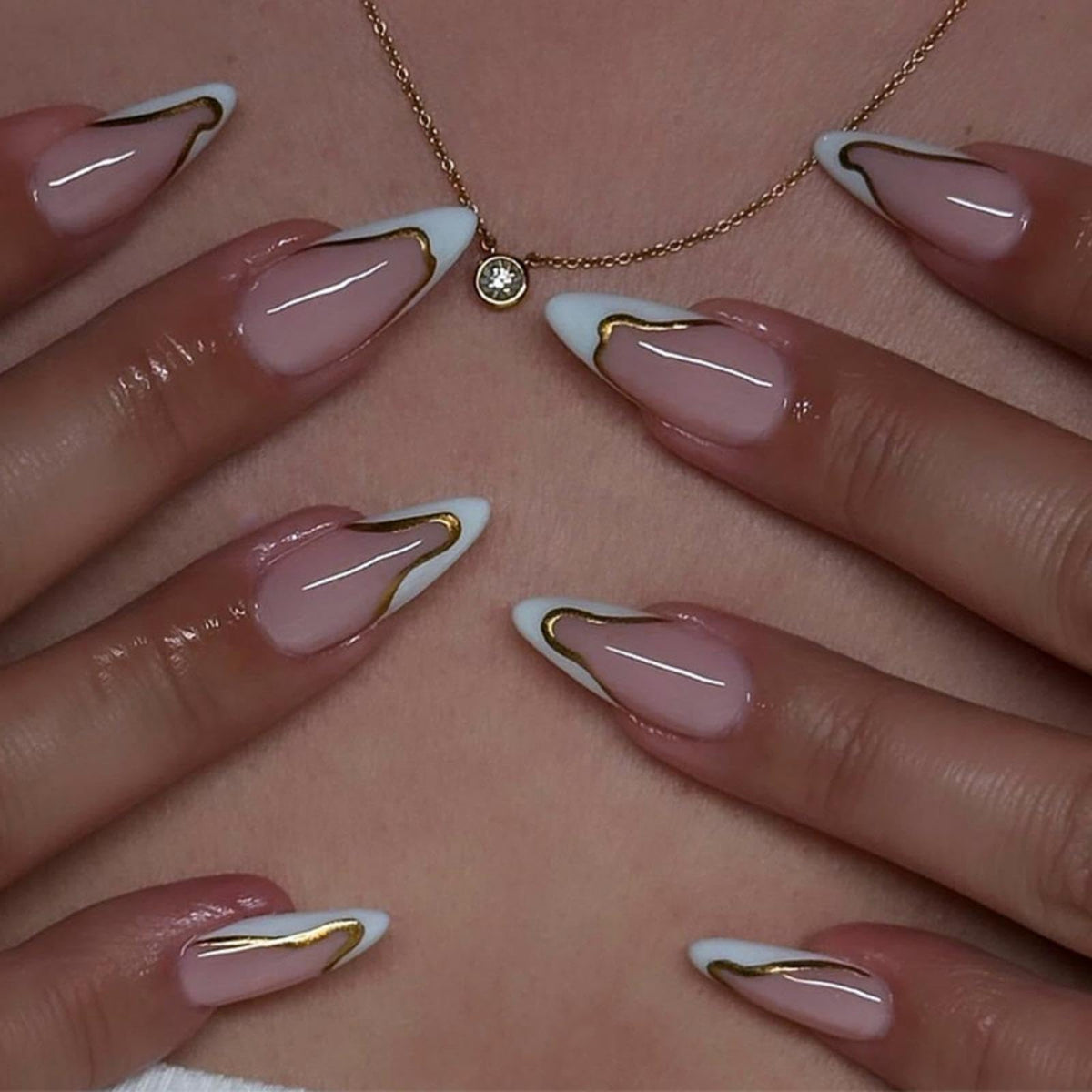 Ongles NBNTGH bout blanc avec ligne dorée pour un style élégant
