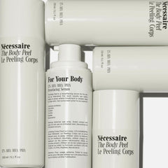 Mains appliquant le Nécessaire Body Peel sur une zone ciblée