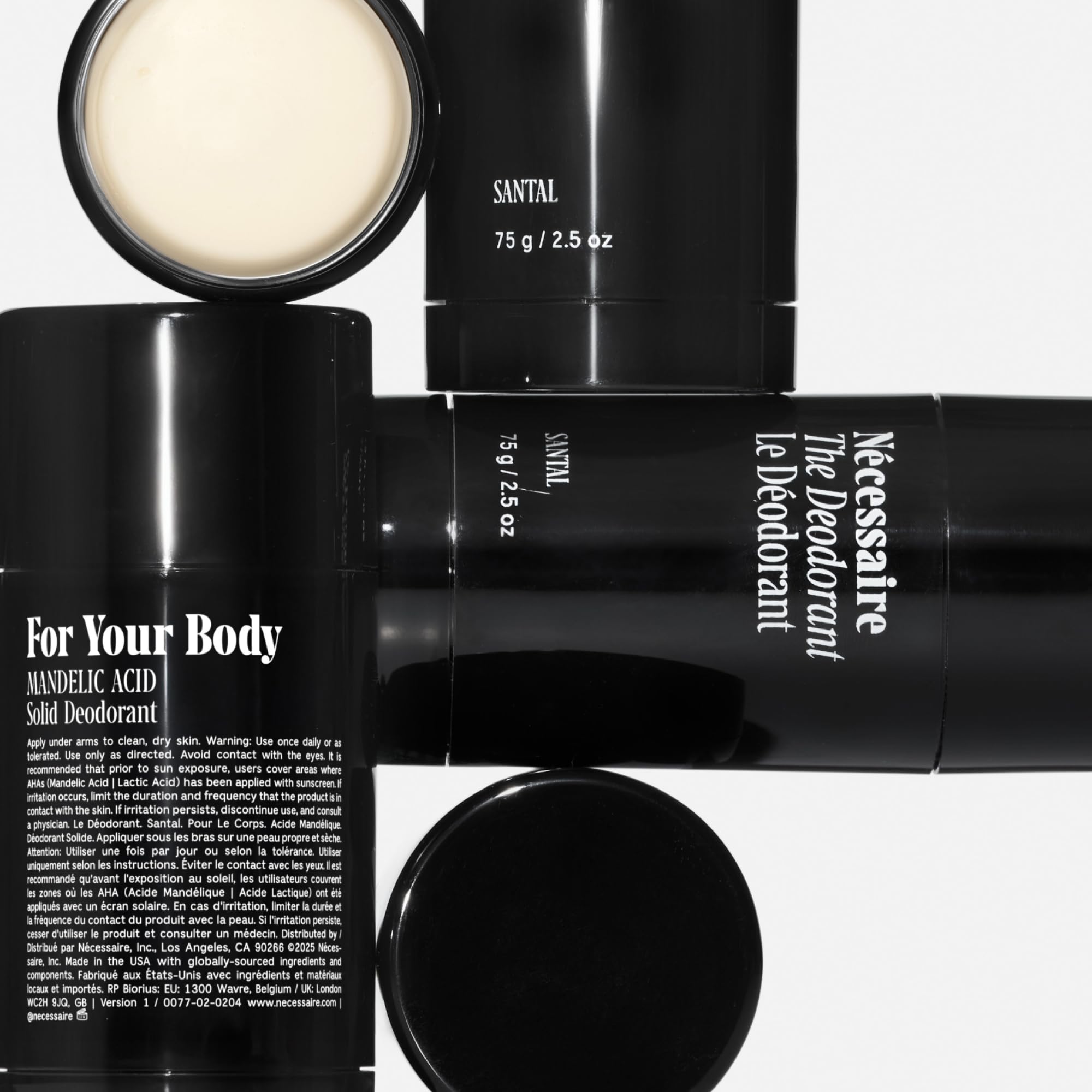 Texture crème légère de Nécessaire Santal pour une sensation douce.