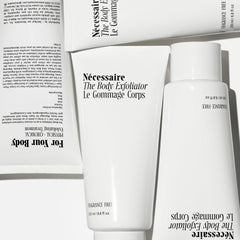 Nécessaire Exfoliant Corps: bouteille de 180 ml, pratique à la douche.