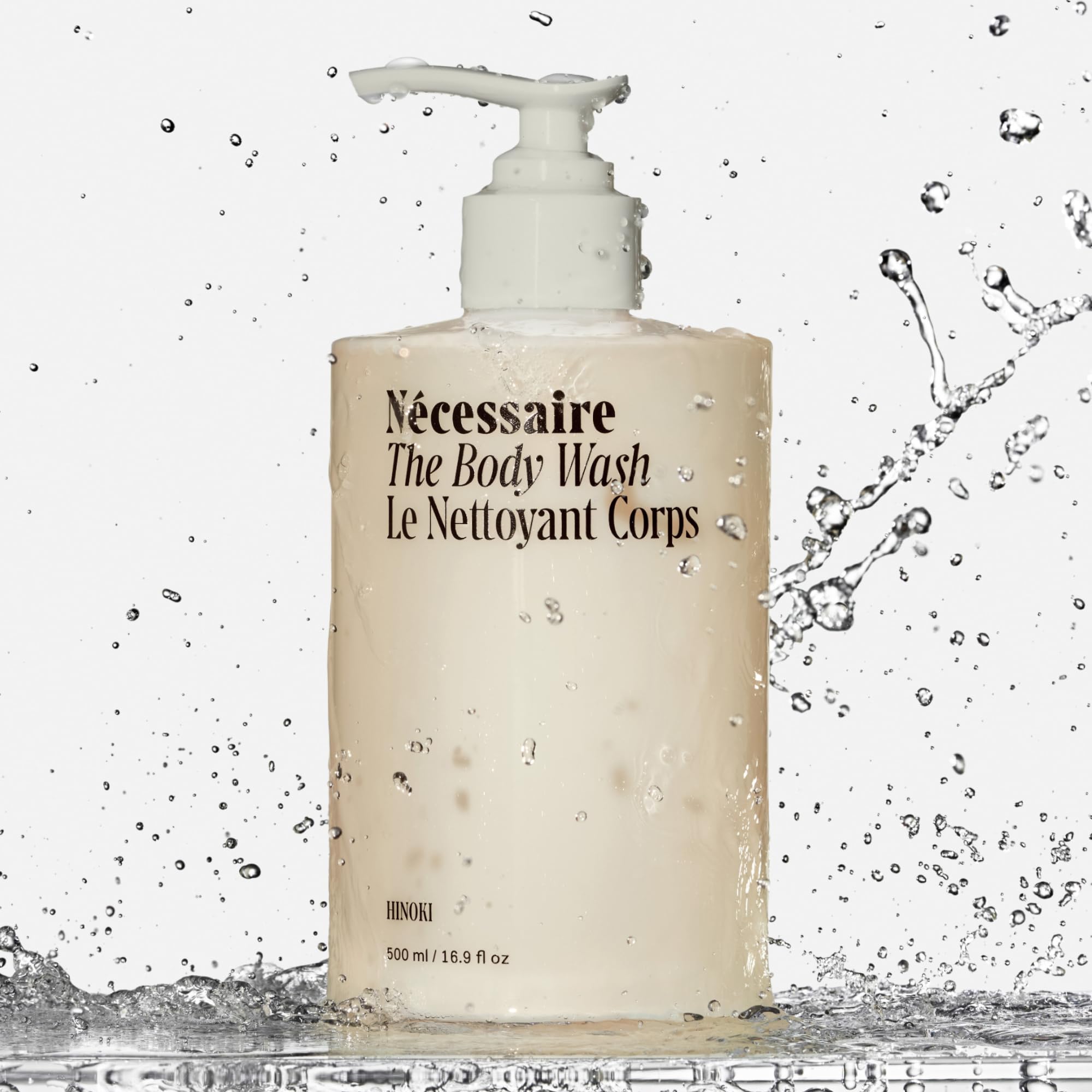 Nécessaire The Body Wash Hinoki enrichi en niacinamide pour nourrir la peau.