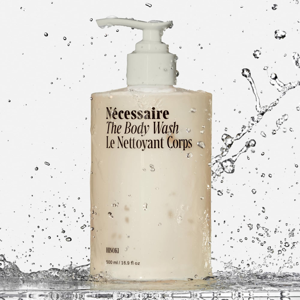 Nécessaire The Body Wash Hinoki enrichi en niacinamide pour nourrir la peau.