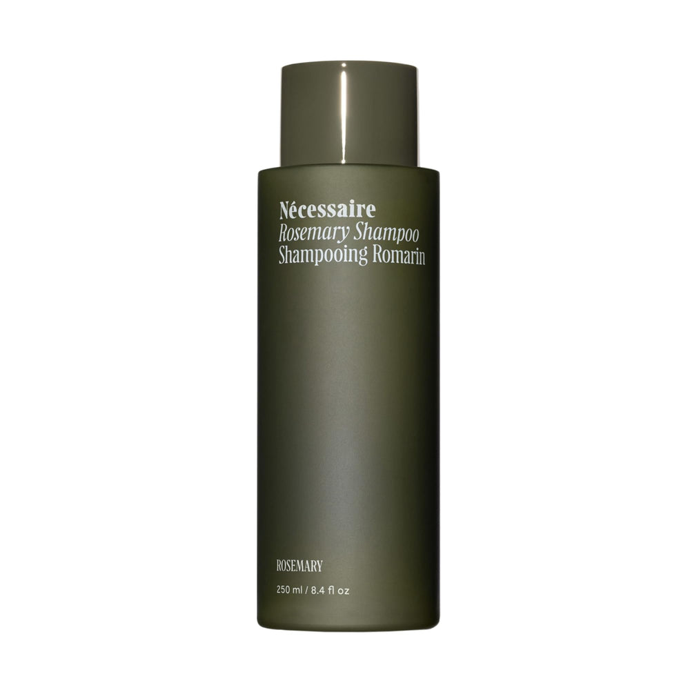 Nécessaire shampoing romarin, bouteille élégante prête pour une routine capillaire quotidienne.