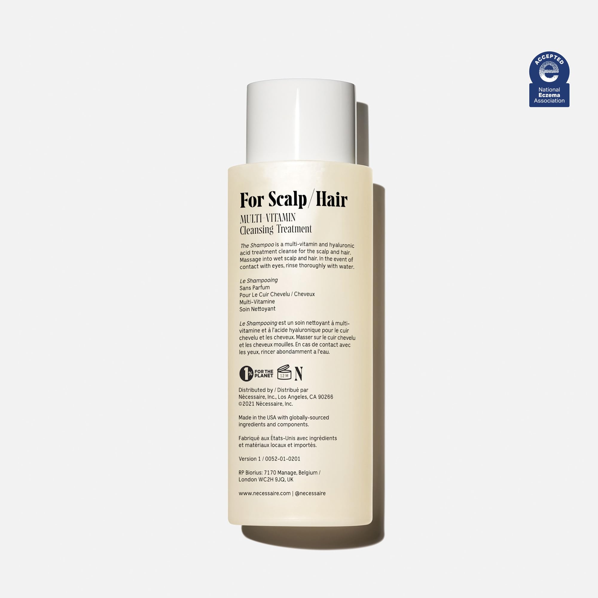Nécessaire The Shampoo: mousse légère sur la main, sensation de propreté sans tiraillement.