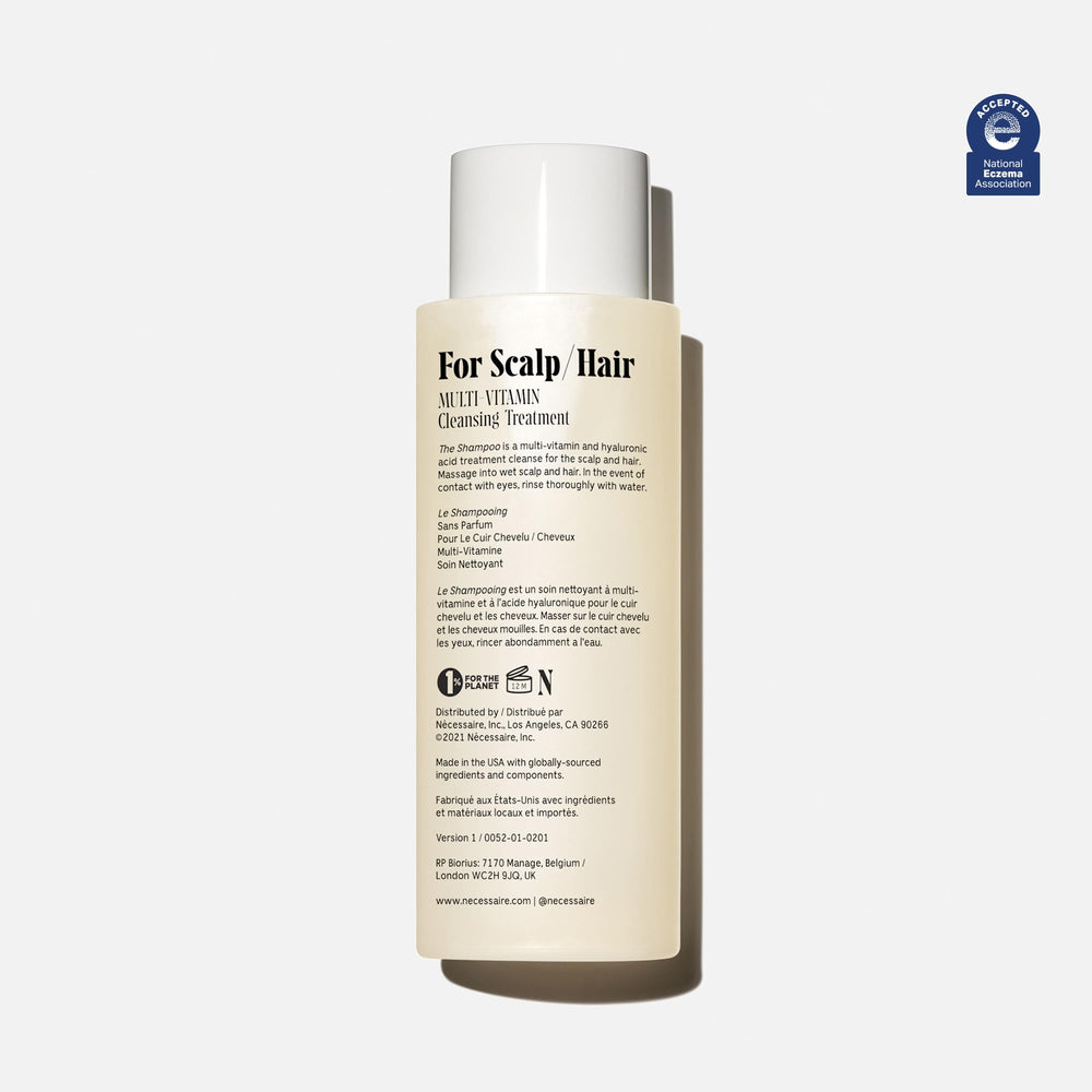 Nécessaire The Shampoo: mousse légère sur la main, sensation de propreté sans tiraillement.