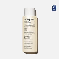 Nécessaire The Shampoo: mousse légère sur la main, sensation de propreté sans tiraillement.