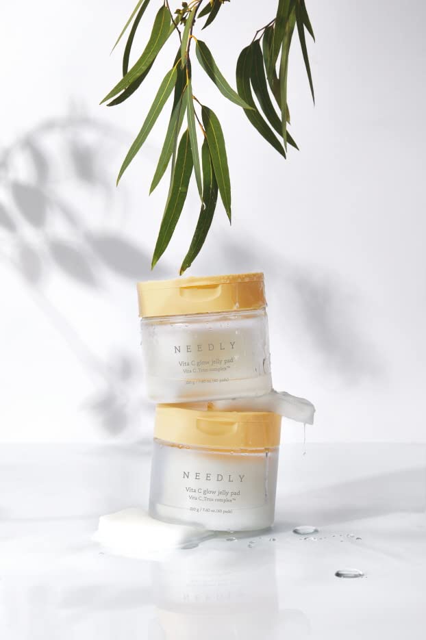 NEEDLY Vita C Glow Jelly Pad — application visage simple avant routine hydratante.