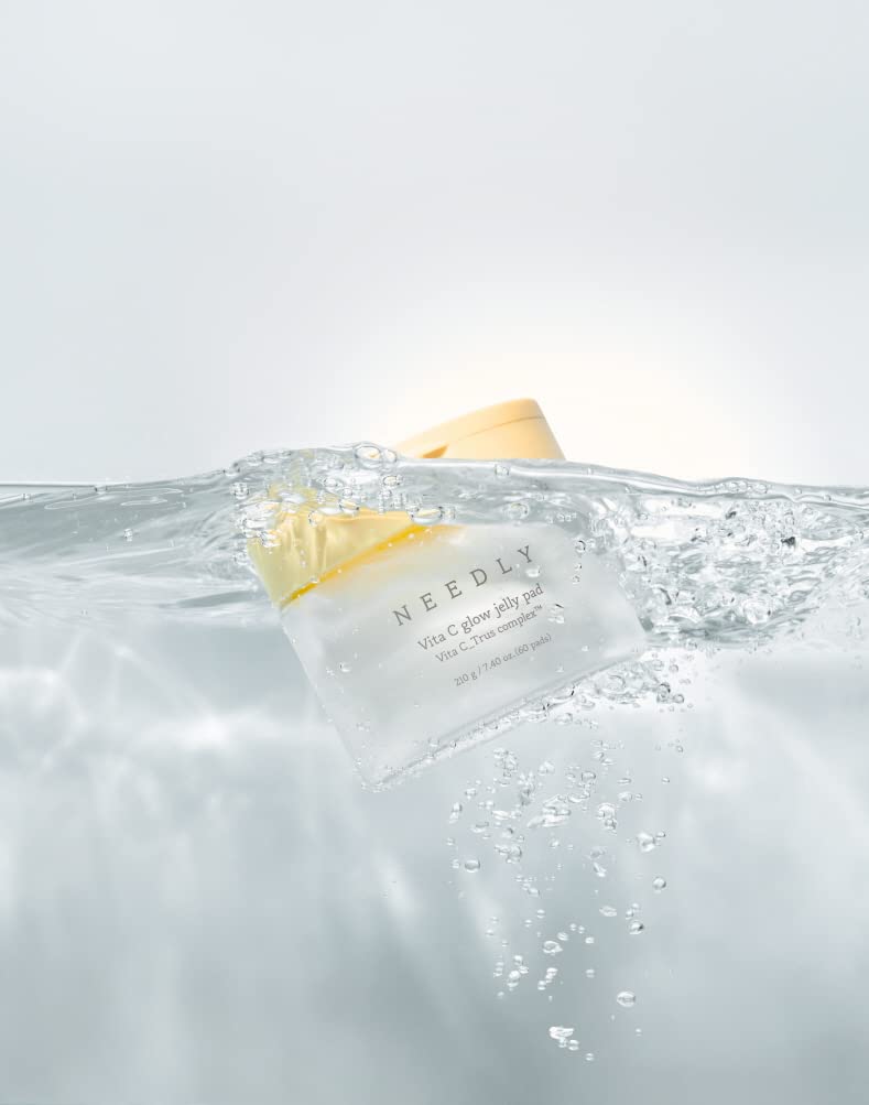 NEEDLY Vita C Glow Jelly Pad — texture gelée rafraîchissante exfoliant en douceur.