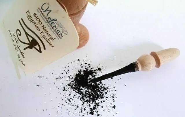 Nefertari trait yeux en poudre, texture veloutée pour trait modulable.