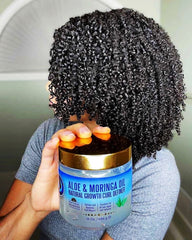 Nefertiti's Secrets – Texture du gel appliquée sur cheveux humides, définition visible.