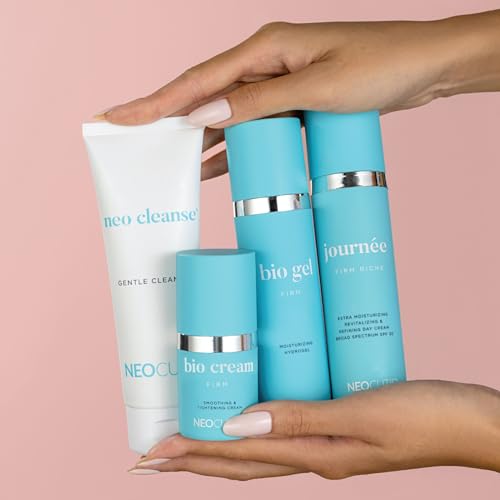 Application matin et soir de Neocutis Bio Cream Firm pour une hydratation continue.