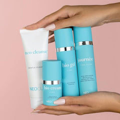 Application matin et soir de Neocutis Bio Cream Firm pour une hydratation continue.