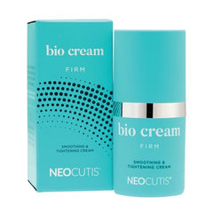 Texture riche de Neocutis Bio Cream Firm sur le visage pour une peau lisse.