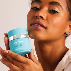 Neo Firm: texture crème riche qui nourrit la peau du cou.