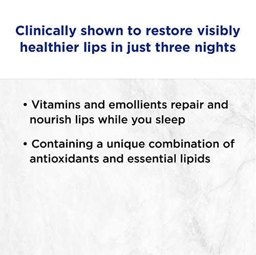 Application nocturne sur les lèvres avec Neosporin Lip Health.