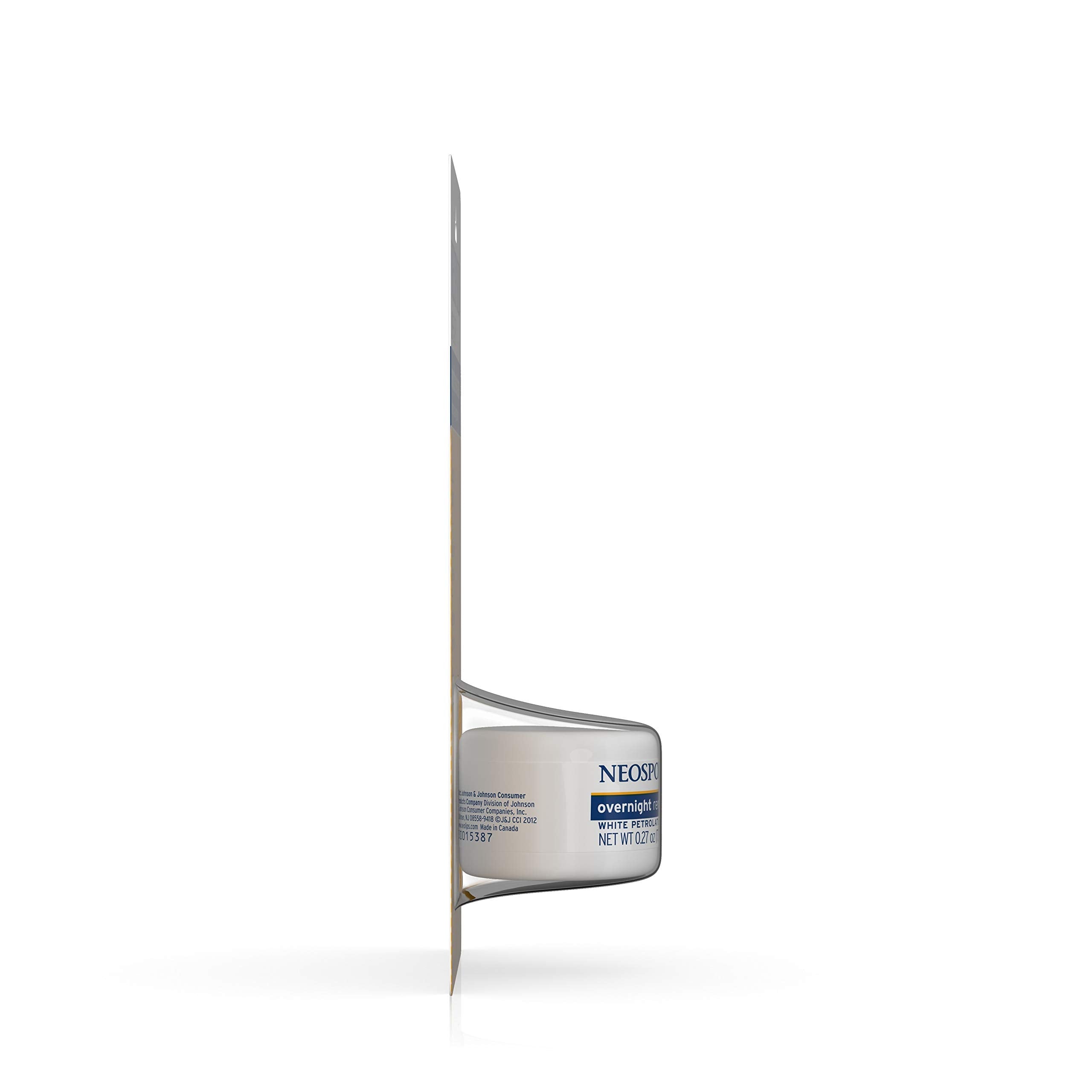 Emollients et peptides renforcent les lèvres avec Neosporin Lip Health.