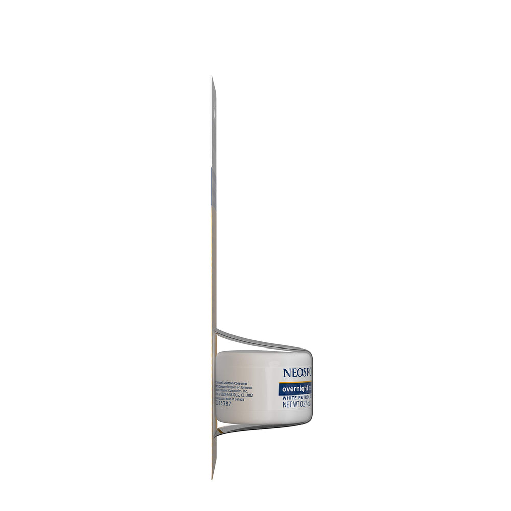Application nocturne Neosporin Lip Health avant le sommeil.