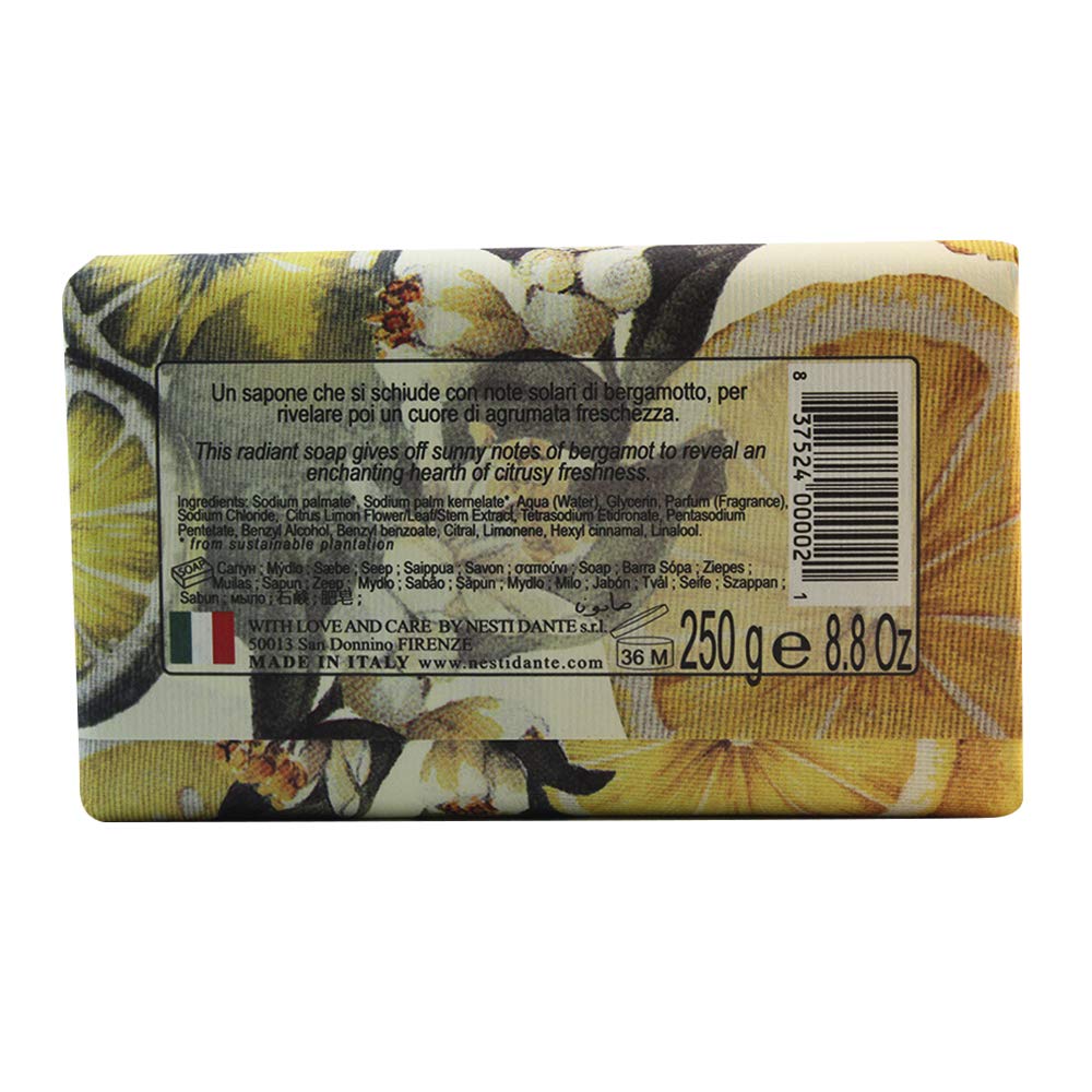 Barre savonneuse douce pour une mousse légère et agréable.