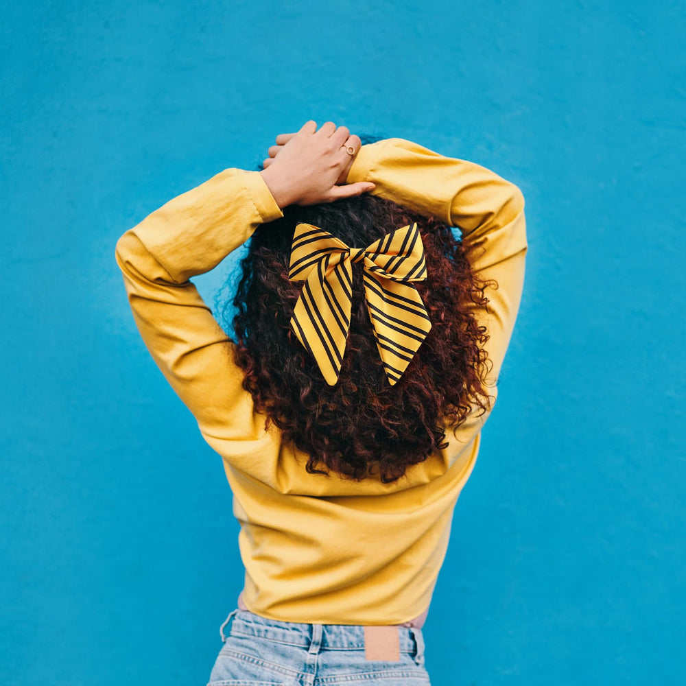 Coiffure quotidienne avec la barrette Neujiwo jaune pratique