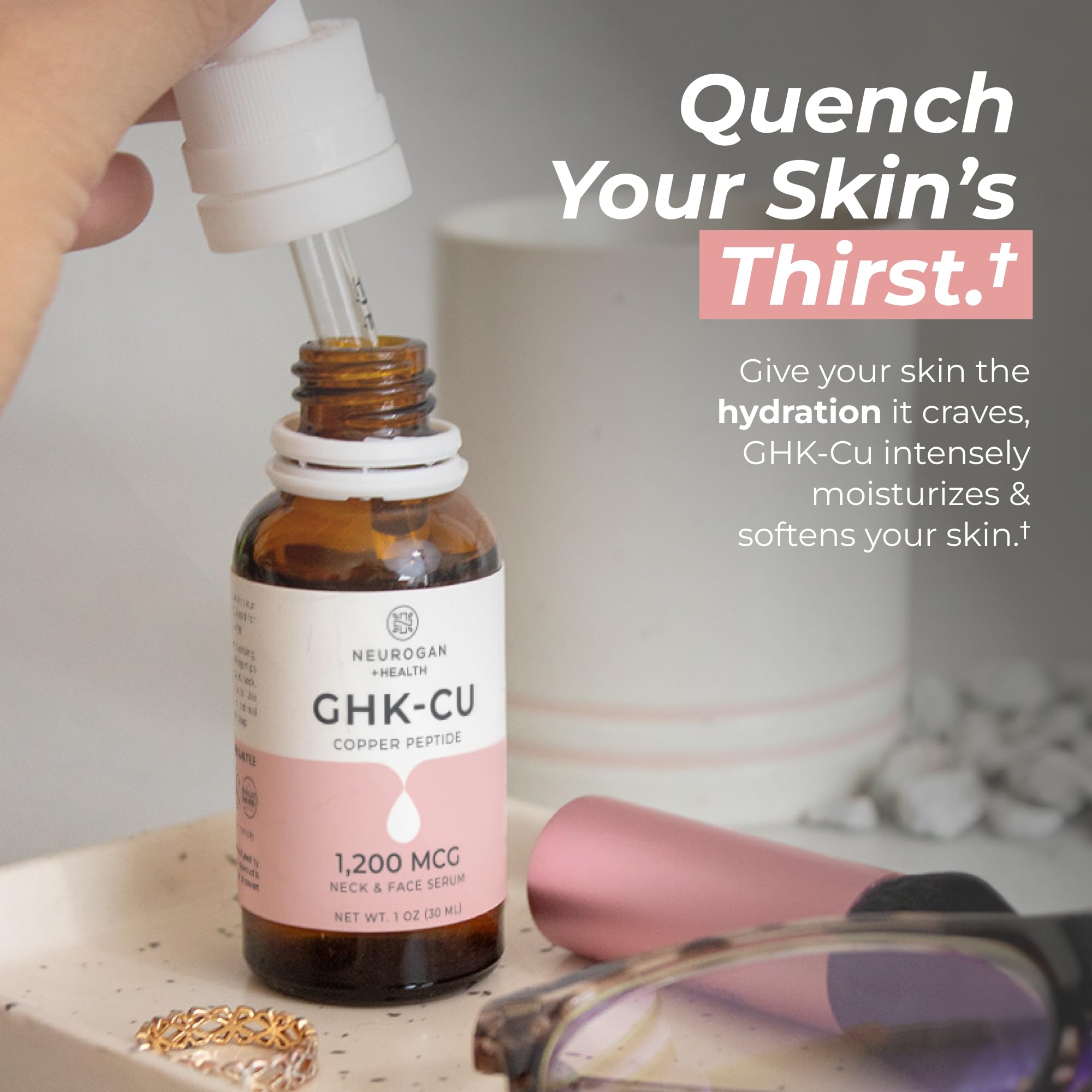 Application visage et cou avec le sérum Neurogan GHK-Cu.
