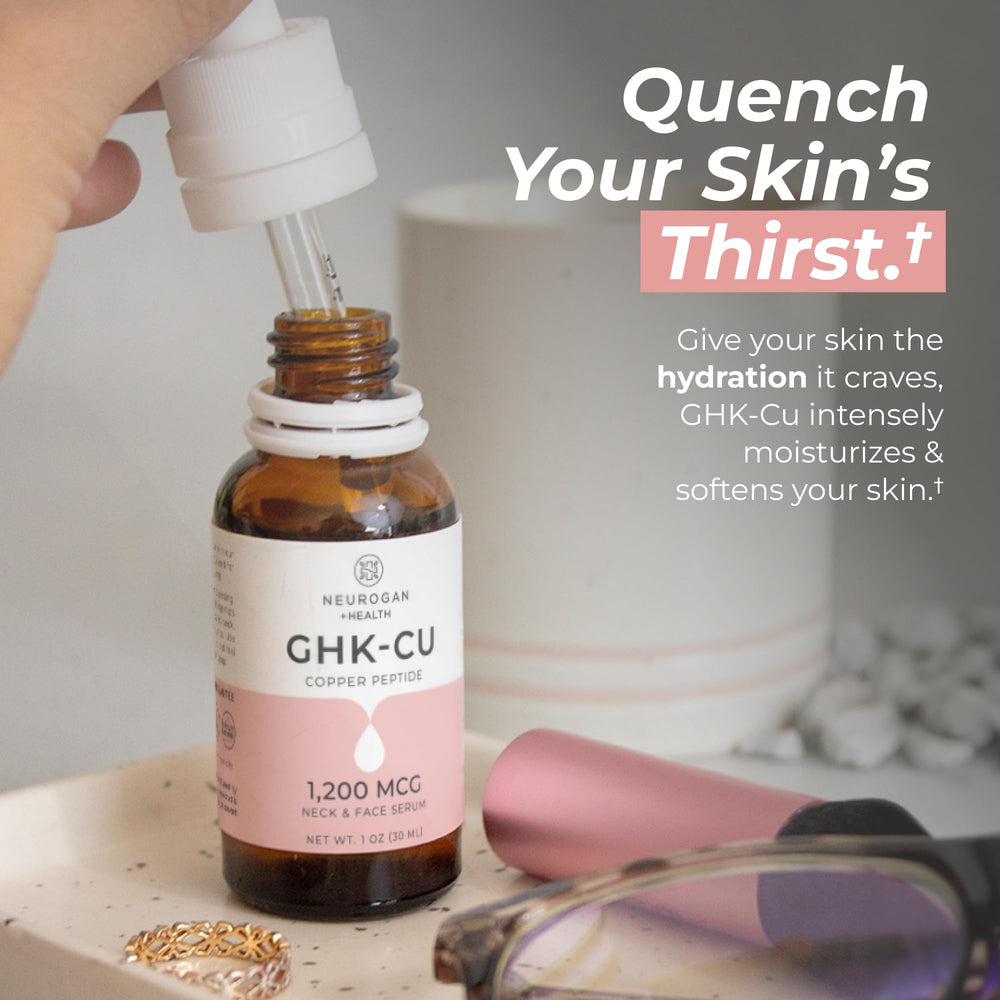 Application visage et cou avec le sérum Neurogan GHK-Cu.