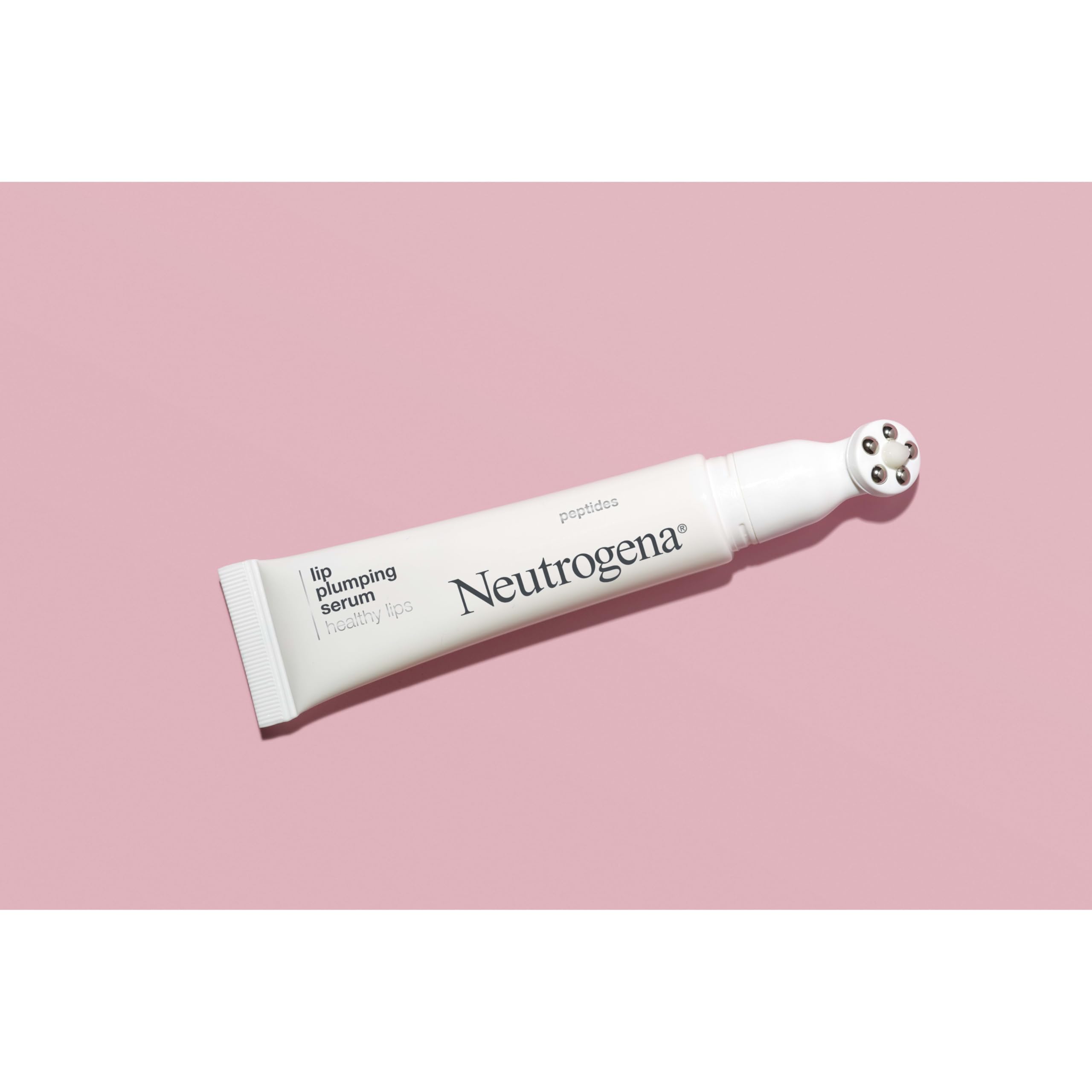 Application du sérum Neutrogena Healthy Lips sur les lèvres pour nourrir et lisser