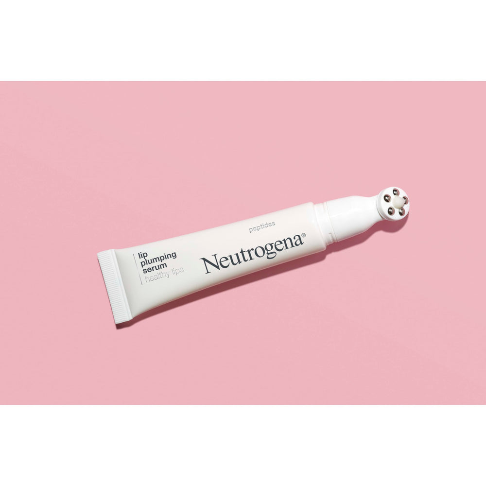 Application du sérum Neutrogena Healthy Lips sur les lèvres pour nourrir et lisser
