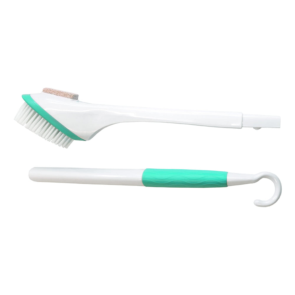 Utilisation humide ou sèche avec la Miracle brosse-pieds adaptée aux seniors.