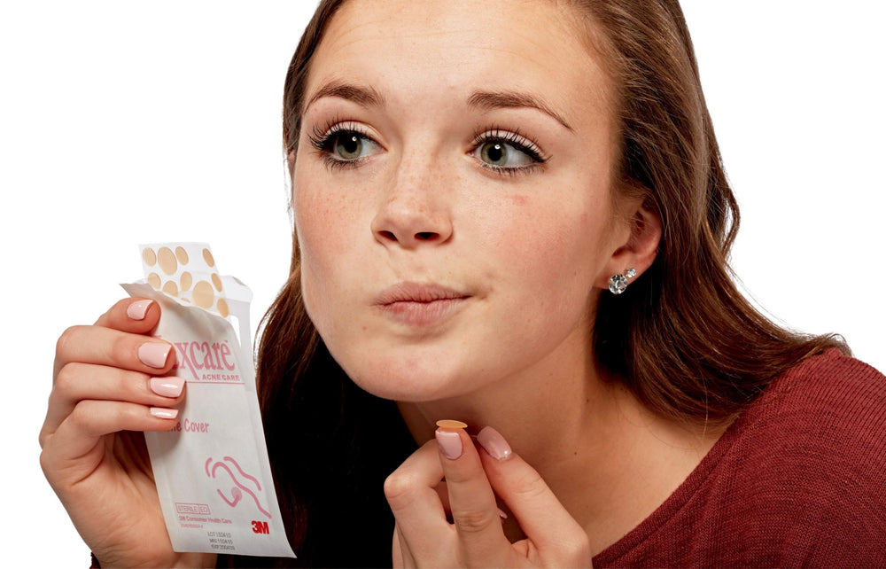 Pansement Nexcare anti-acné portable, pratique à glisser dans la poche.