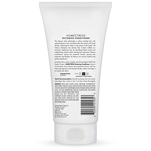Application du conditionneur Nexxus Humectress sur cheveux mouillés pour douceur.