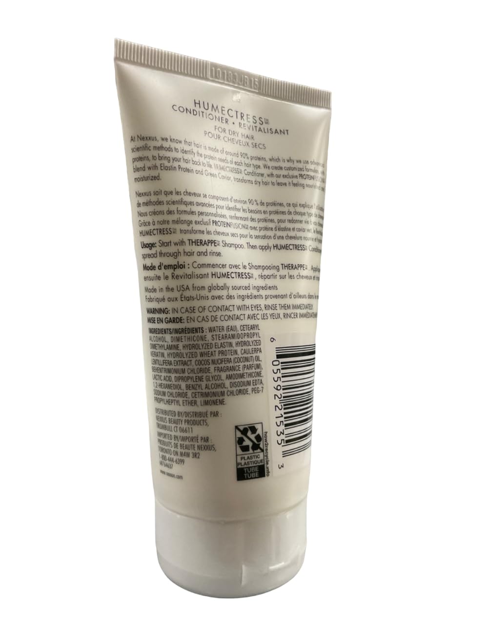 Nexxus Humectress, application sur cheveux, douceur et souplesse visibles.