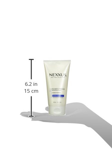 Rinçage des cheveux après application de Nexxus Humectress.