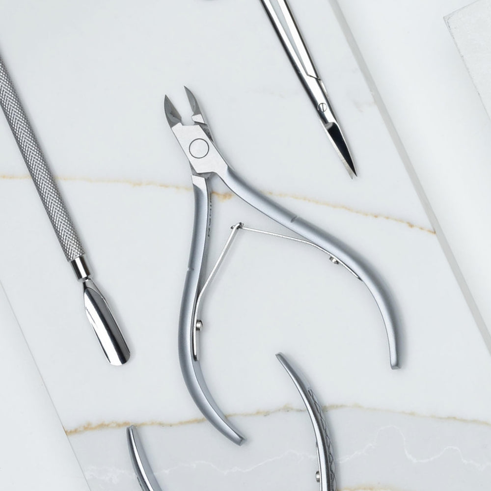 NGHIA Cuticle Nipper D-03 Jaw 14, poignée courbe adaptée à la majorité des mains.