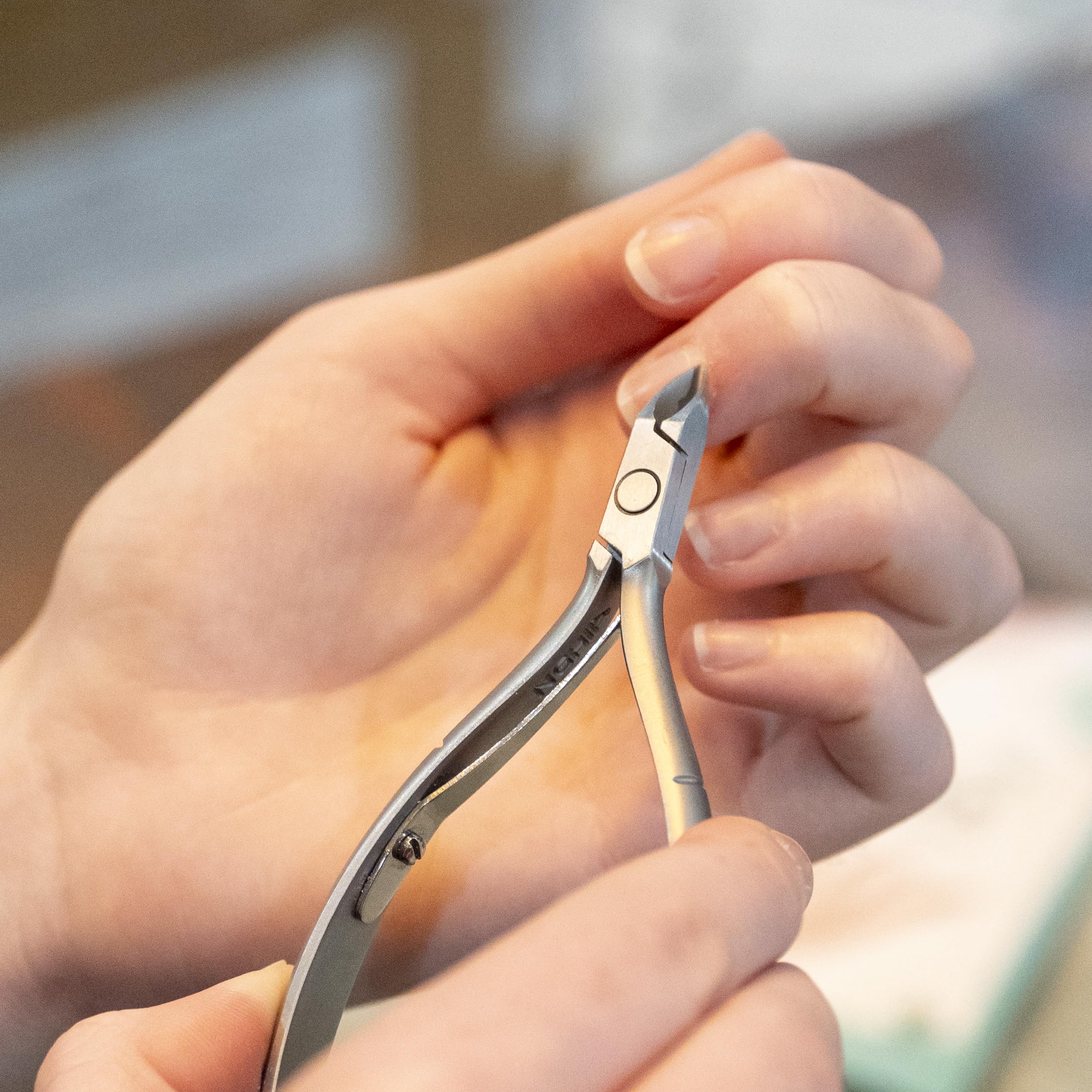 NGHIA Cuticle Nipper D-04 Jaw 16 — plaquage gris élégance et finition soignée.