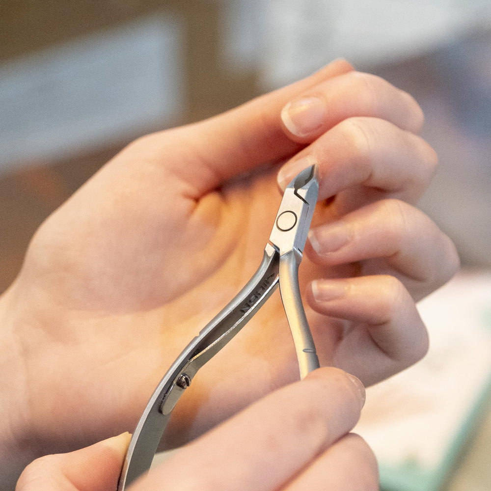 Nghia NGHIA Cuticle Nipper D-04 JAW 12, finition gris plaqué pour look premium.