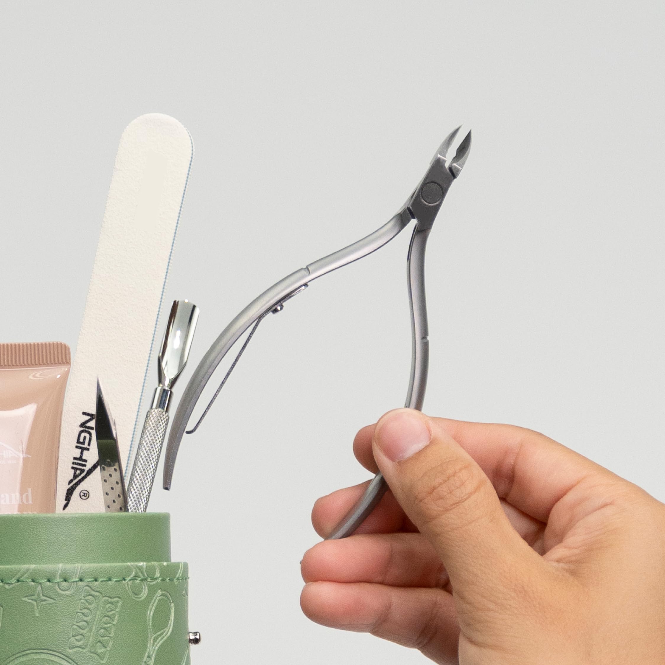 NGHIA Cuticle Nipper D-06 Jaw 12, idéal en salon pour une utilisation professionnelle.