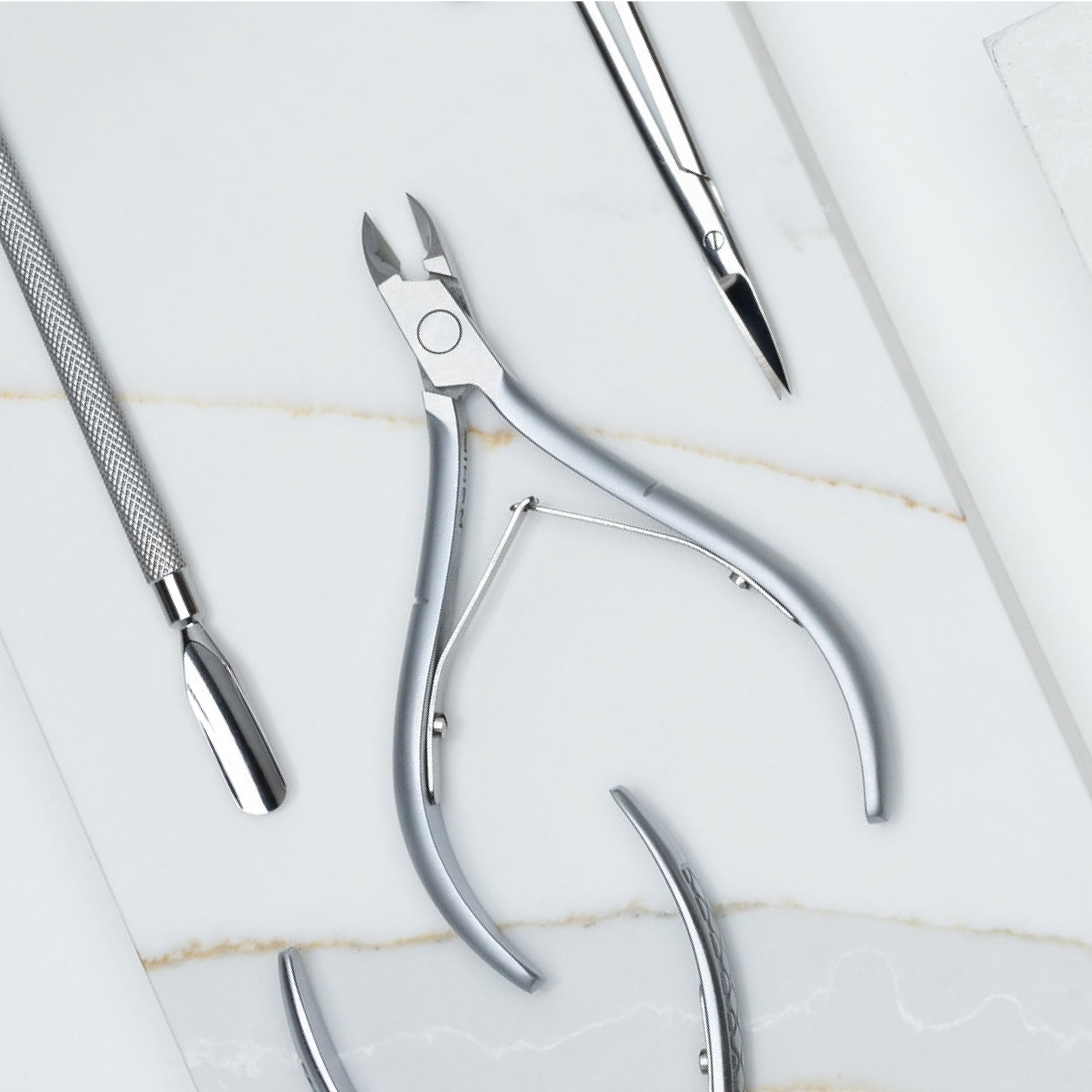 Nghia Cuticle Nipper D-07 JAW 12 : finition gris plaqué et design moderne