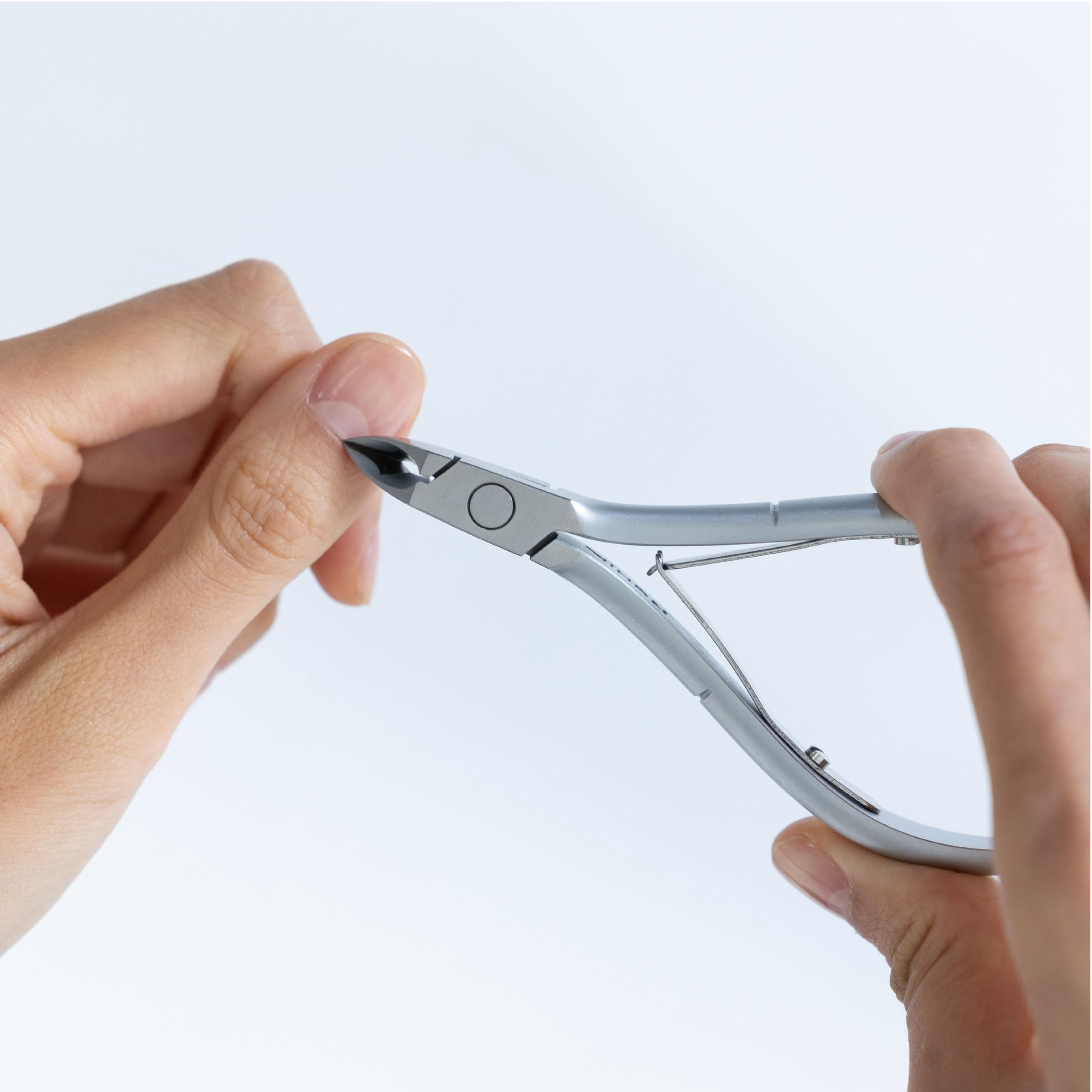 NGHIA Pince-cuticule recommandée par des professionnels pour usage salon et domicile.