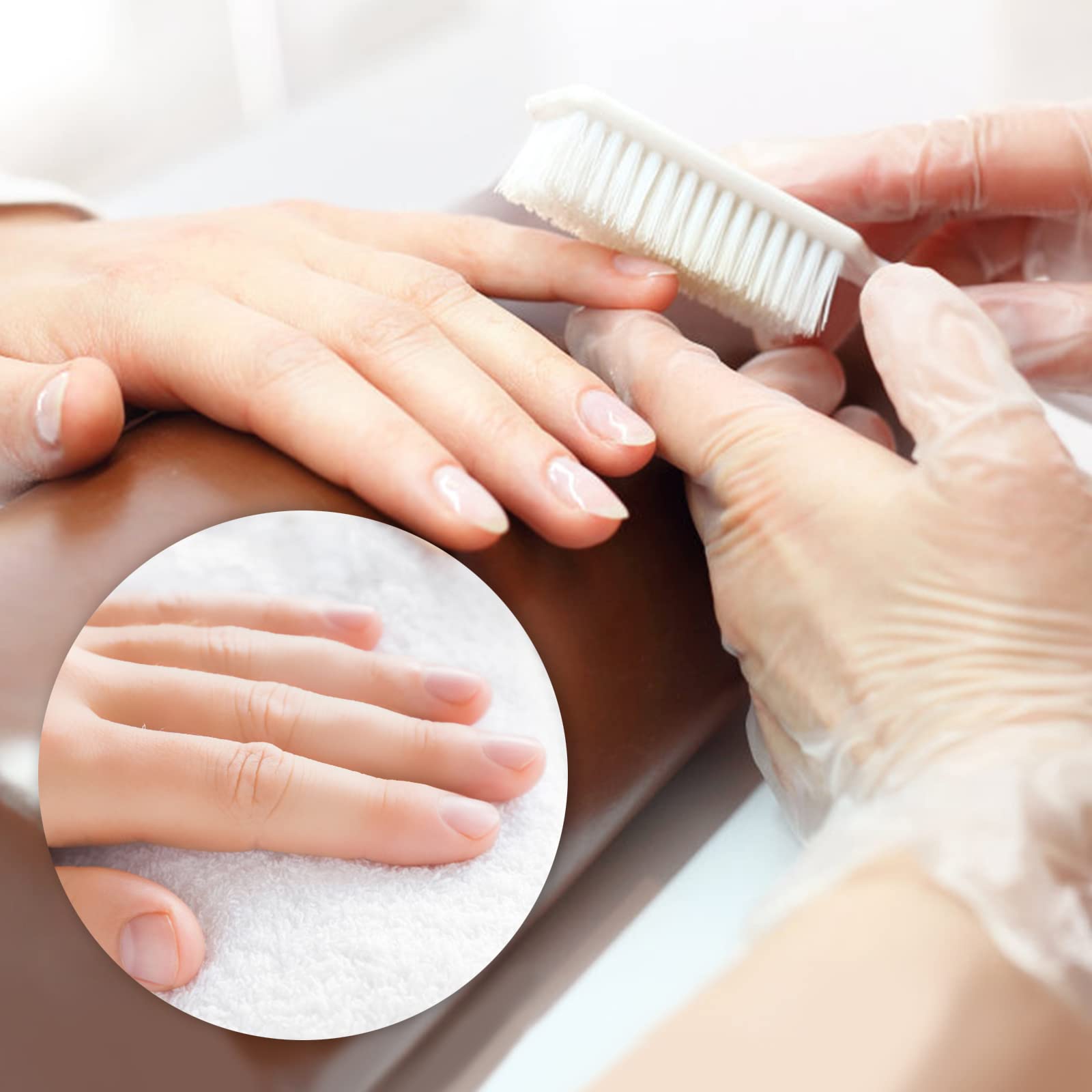 Brosse NICEMOVIC avec poils flexibles pour nettoyer délicatement les ongles.