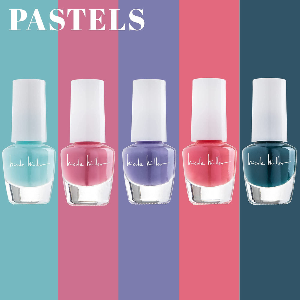 Vernis Nicole Miller New York bleu vif pour une manucure tendance.