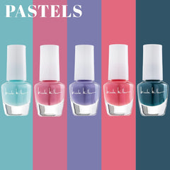 Vernis Nicole Miller New York bleu vif pour une manucure tendance.