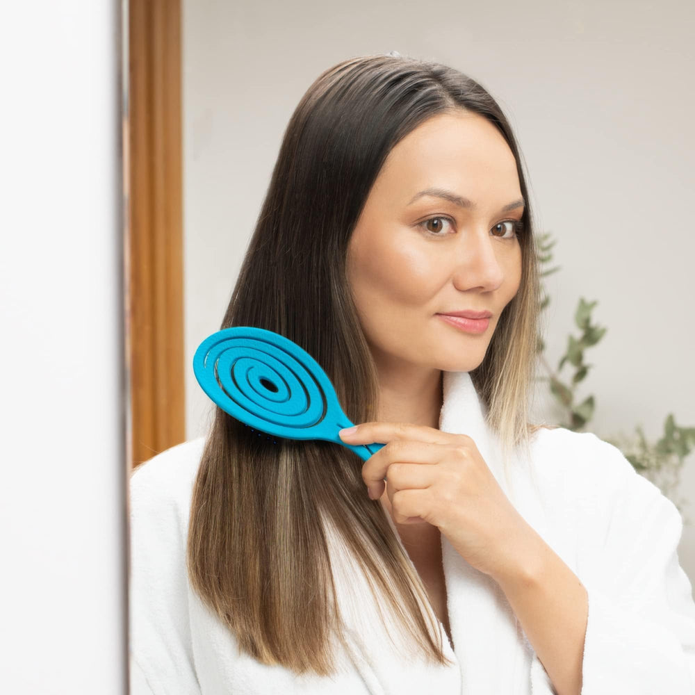 Brosse Ninabella Detangle en plastique recyclé, vegan et respectueuse des cheveux épais.