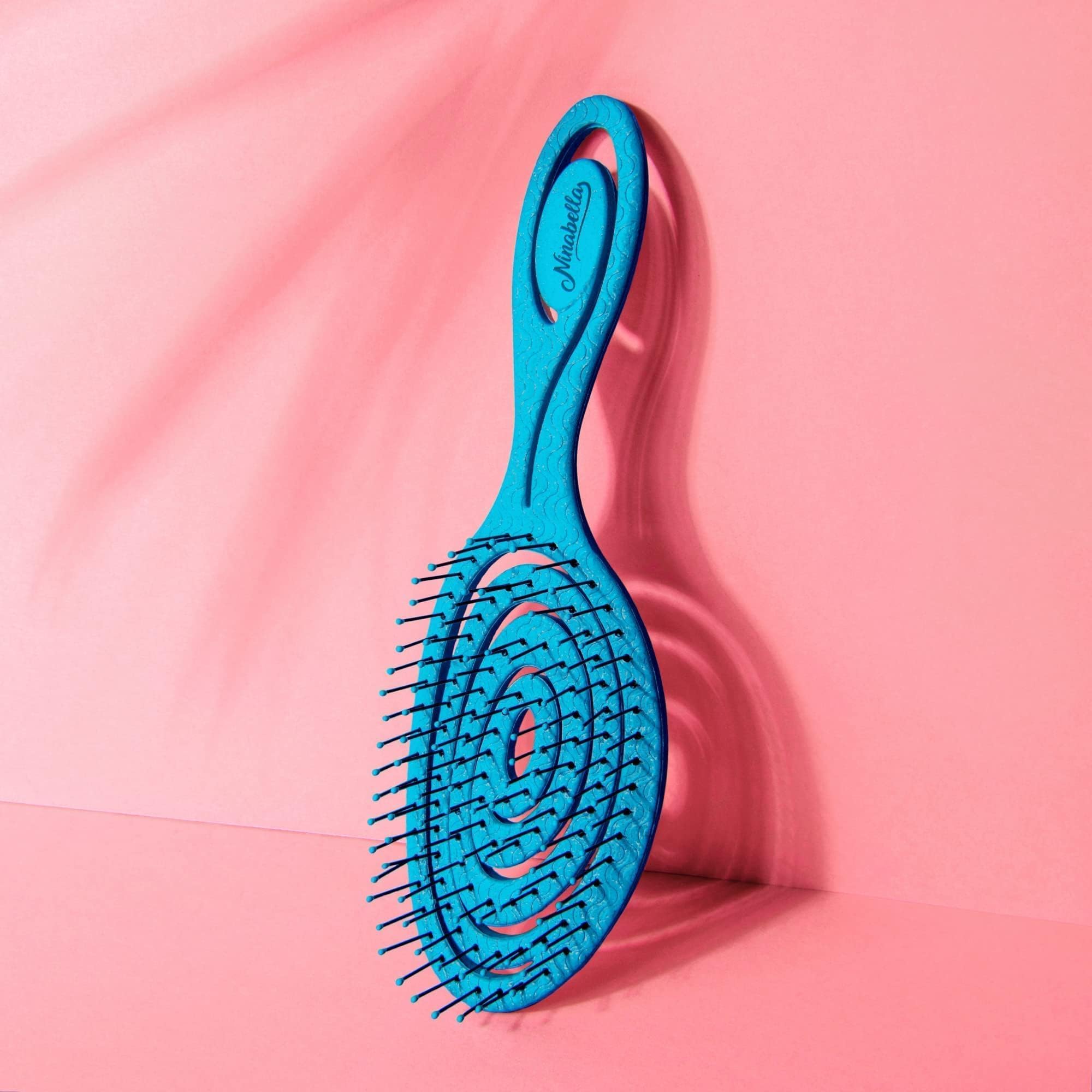 Démêlage doux avec Ninabella, spirale qui épouse la forme du cuir chevelu.