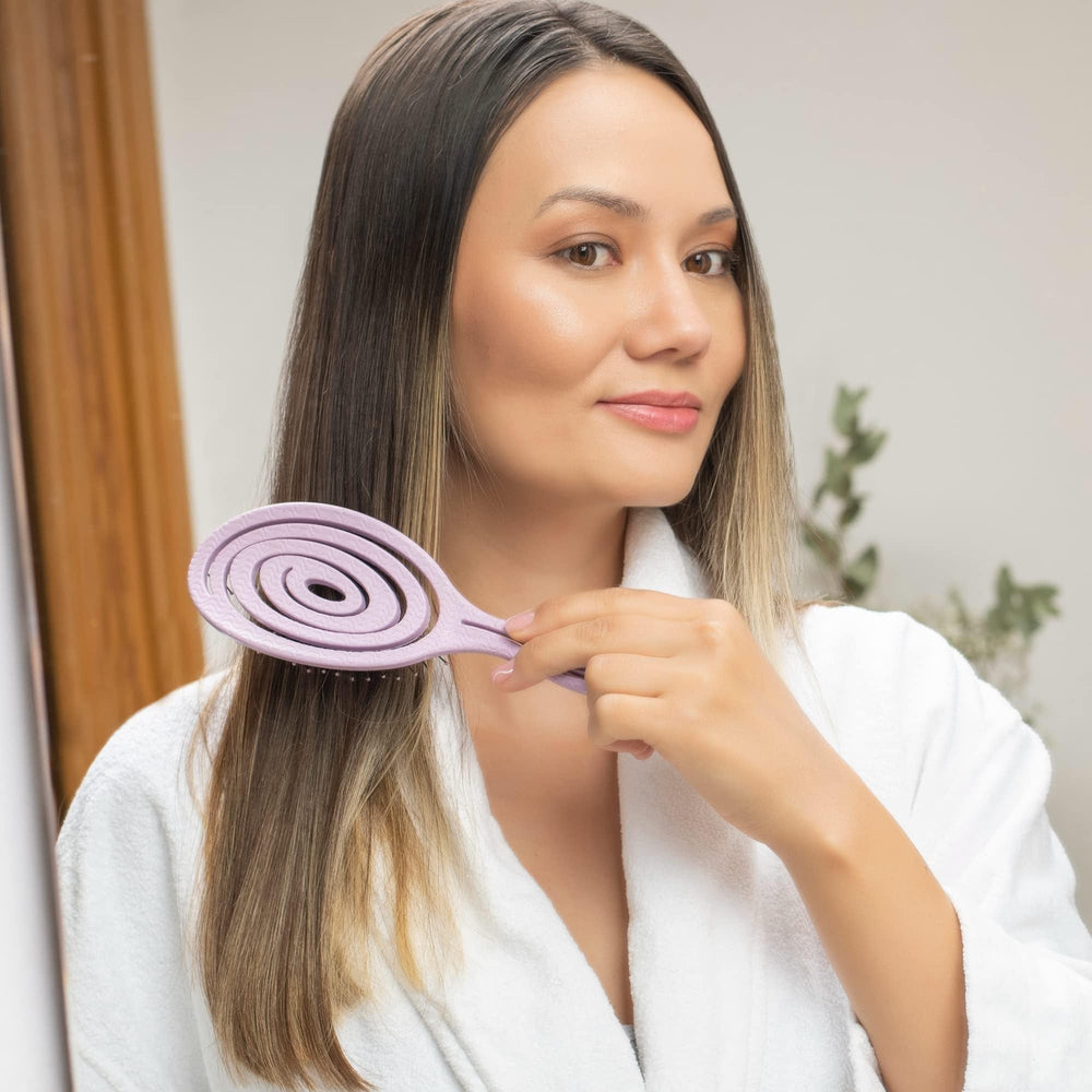 Brosse Ninabella conception légère et spirale s'adapte au cuir chevelu.