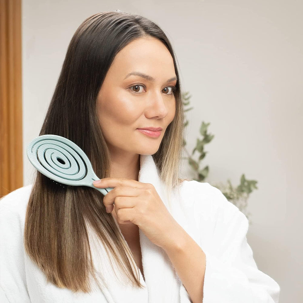 Ninabella démêlage spirale bleue démonstration après douche sur cheveux.