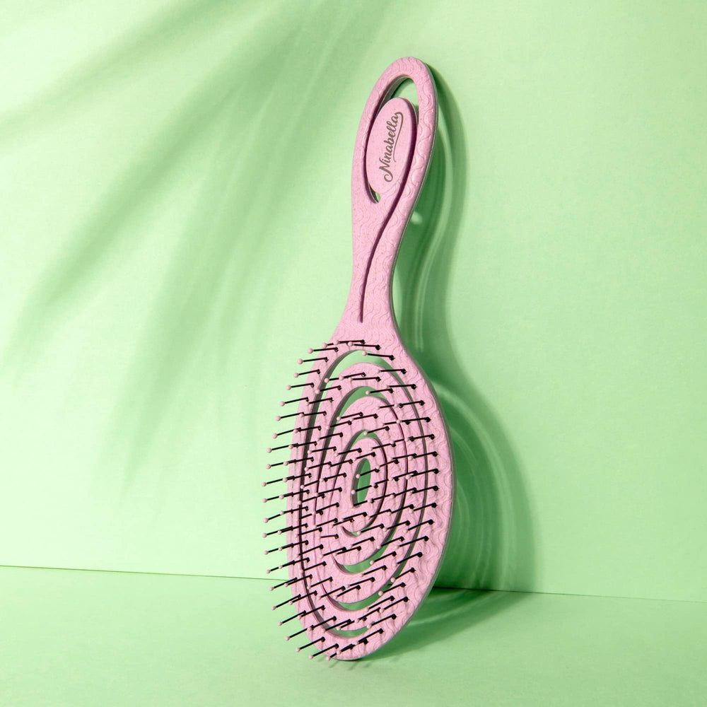 Brosse Ninabella plastique recyclé vegan souligne l'éthique et la durabilité.