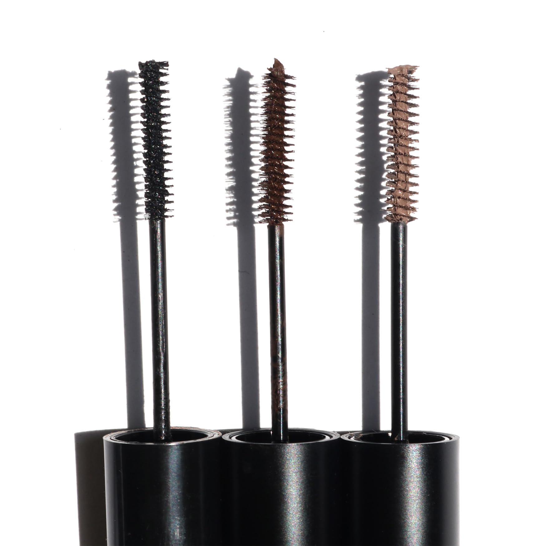 NINETEEN NINETY NINE Mascara teintant des cils, définition des sourcils grâce à la précision à pointe.