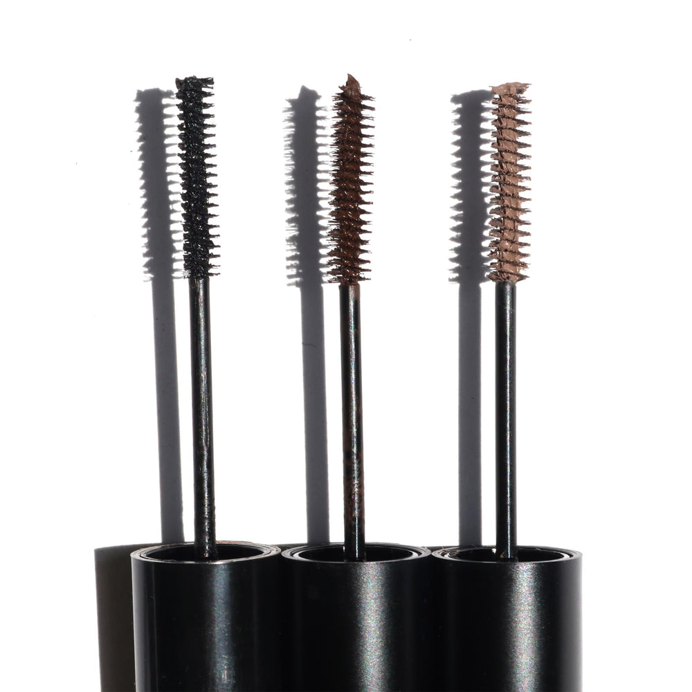NINETEEN NINETY NINE Mascara teintant des cils, définition des sourcils grâce à la précision à pointe.