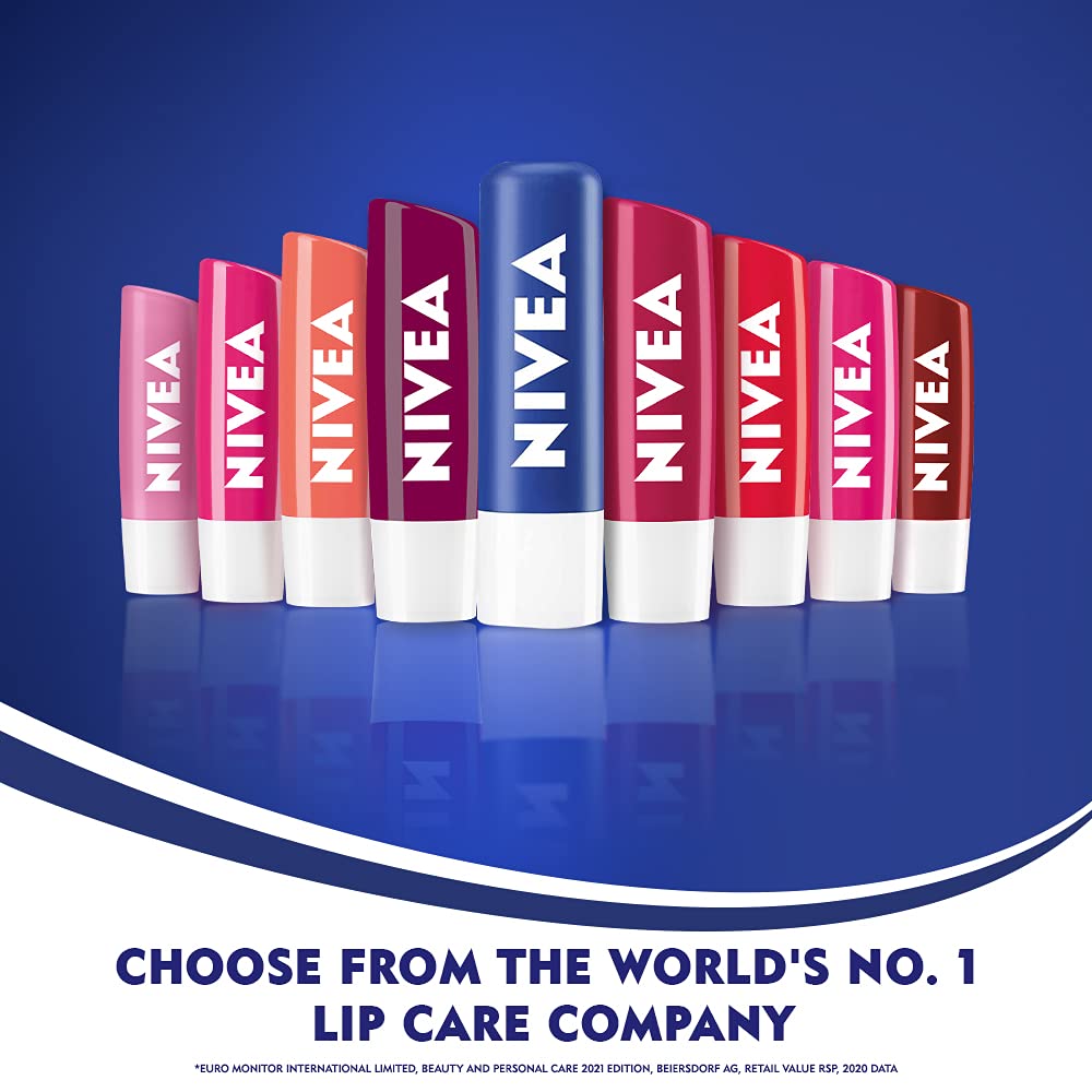 Application quotidienne facile du baume lèvres rose NIVEA.