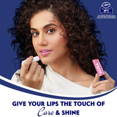 Parfum délicat de roses du baume lèvres rose NIVEA.